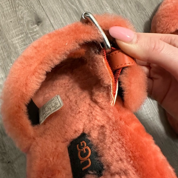 New UGG coral slippers - Picture 3 of 8